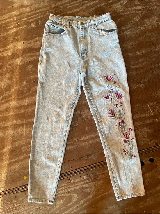 Daily Jeans Denim - High-Rise Vintage 80’s Acid Wash Jeans with Pink Floral Embroidery
